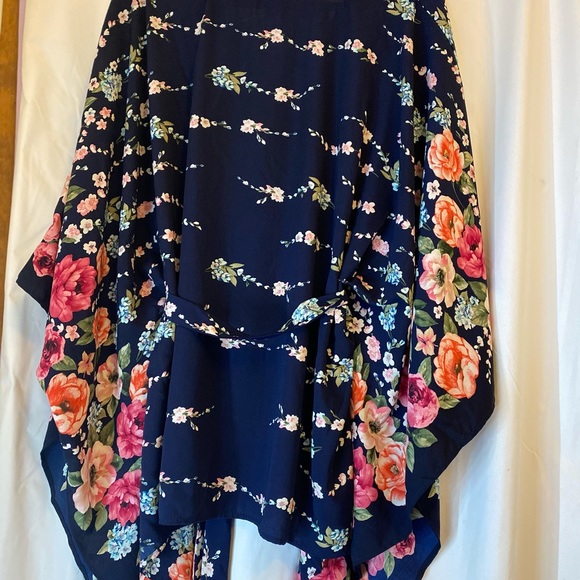 LIKE NEW Plus size Kimono Blouse - Picture 3 of 3